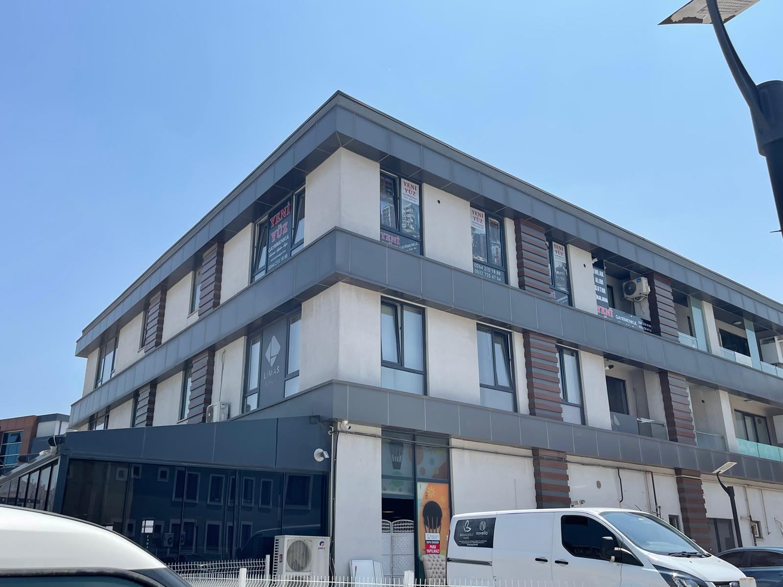 Ofis binamızın köşe cephesi